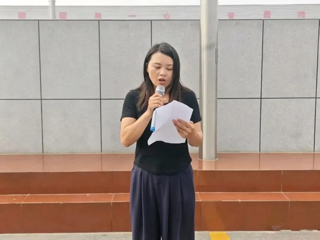 一旗一誓立宏志,一拼一博赢中考——沂南县汶河实验学校九(2)班级升旗仪式-第24张图片-四季读书网