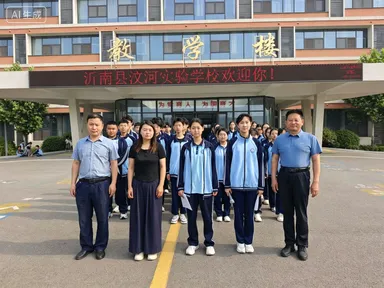 一旗一誓立宏志,一拼一博赢中考——沂南县汶河实验学校九(2)班级升旗仪式-第32张图片-四季读书网