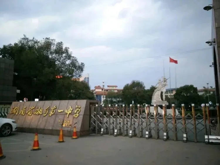 中考监考“默契”离场,任由非监考教师入场公然作弊?湘乡一中中考考场舞弊事件必须一查到底!-第2张图片-四季读书网