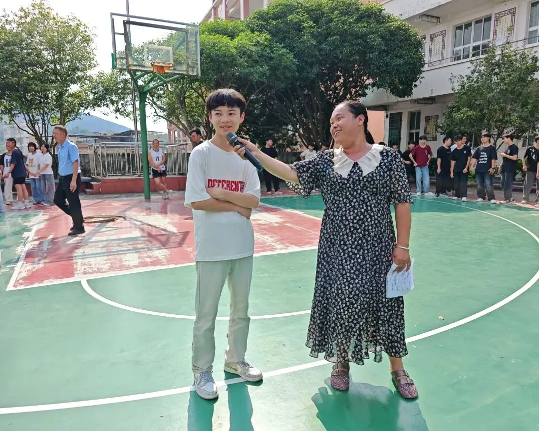 轻装上阵,笑迎中考——钟山县同古镇中学开展九年级考前心理健康减压活动-第14张图片-四季读书网