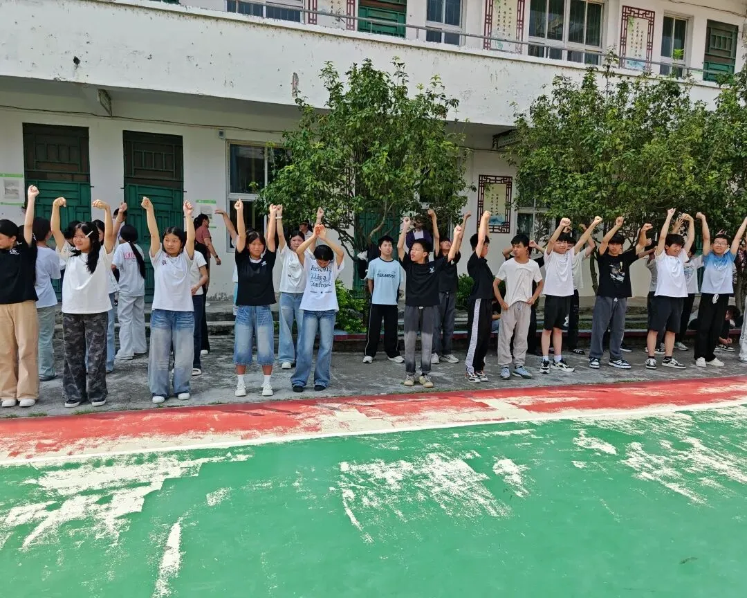轻装上阵,笑迎中考——钟山县同古镇中学开展九年级考前心理健康减压活动-第15张图片-四季读书网