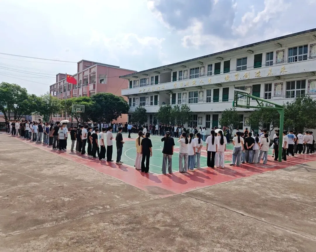 轻装上阵,笑迎中考——钟山县同古镇中学开展九年级考前心理健康减压活动-第16张图片-四季读书网