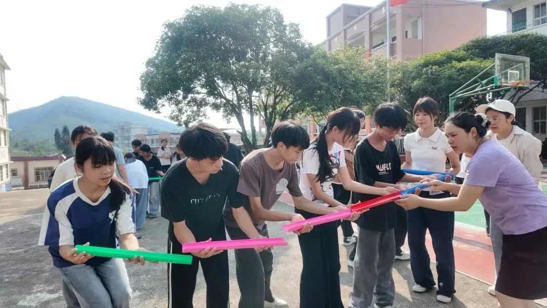 轻装上阵,笑迎中考——钟山县同古镇中学开展九年级考前心理健康减压活动-第19张图片-四季读书网