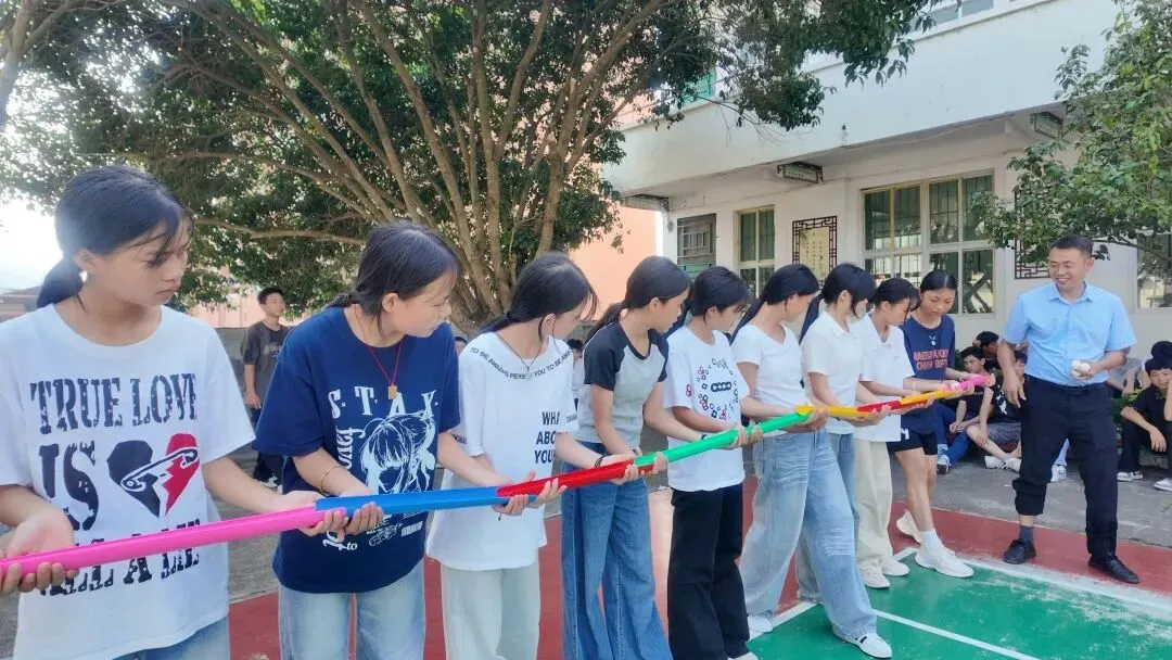 轻装上阵,笑迎中考——钟山县同古镇中学开展九年级考前心理健康减压活动-第20张图片-四季读书网