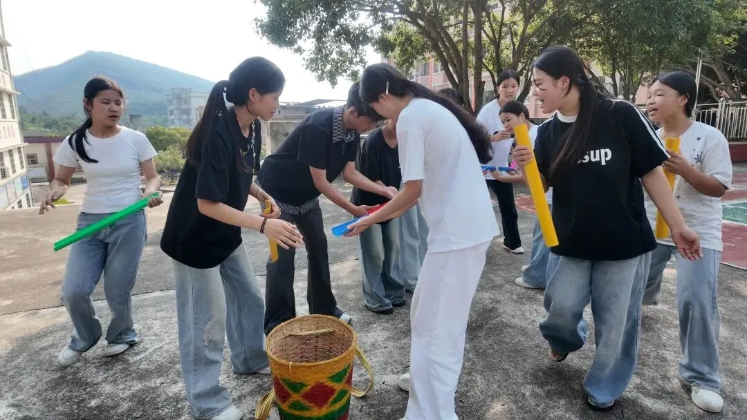 轻装上阵,笑迎中考——钟山县同古镇中学开展九年级考前心理健康减压活动-第21张图片-四季读书网