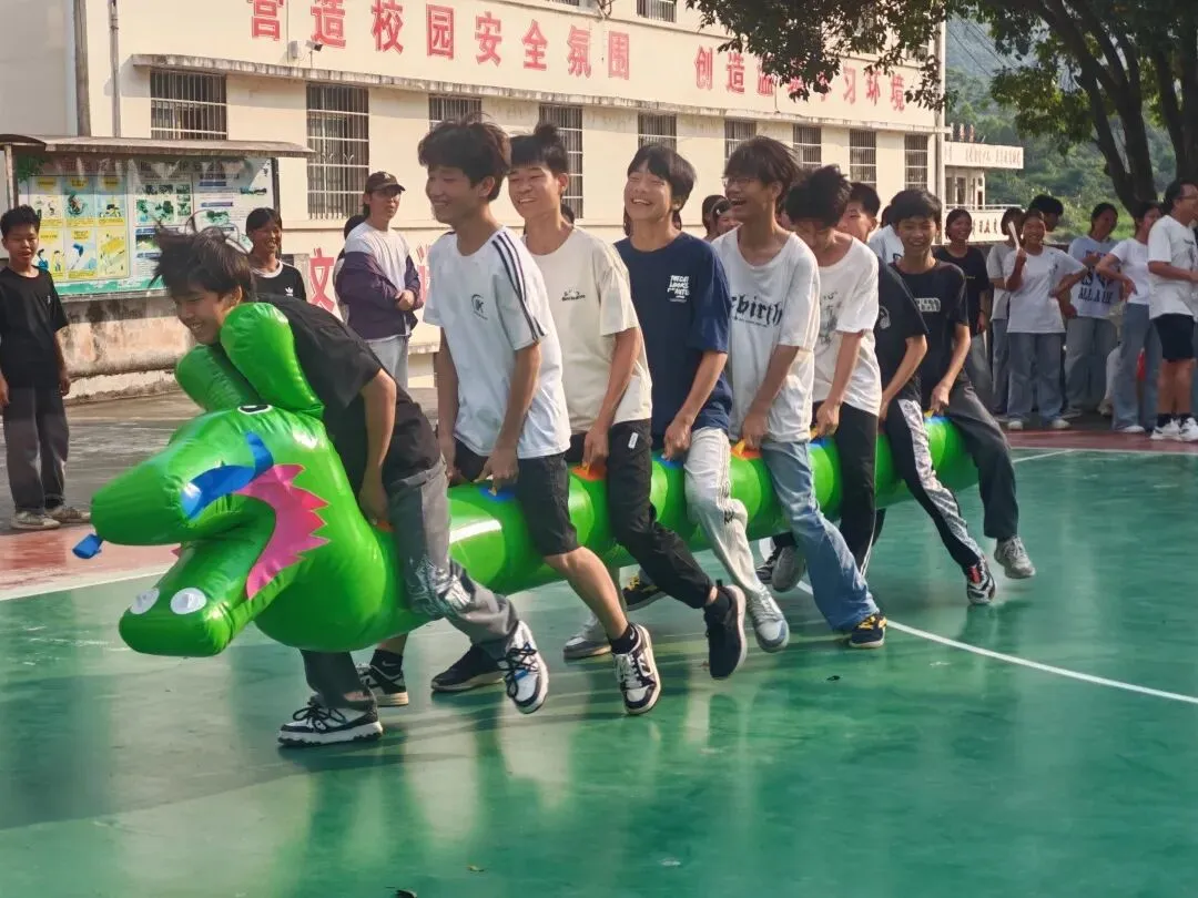 轻装上阵,笑迎中考——钟山县同古镇中学开展九年级考前心理健康减压活动-第30张图片-四季读书网