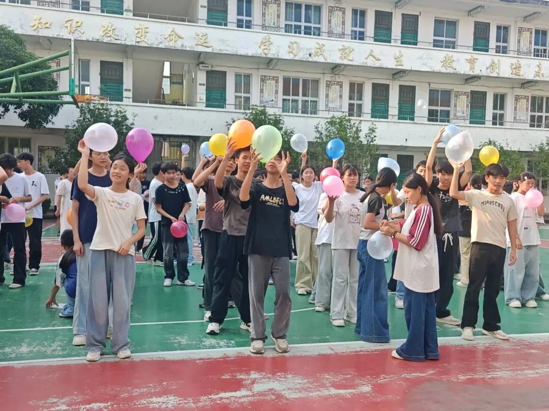 轻装上阵,笑迎中考——钟山县同古镇中学开展九年级考前心理健康减压活动-第37张图片-四季读书网