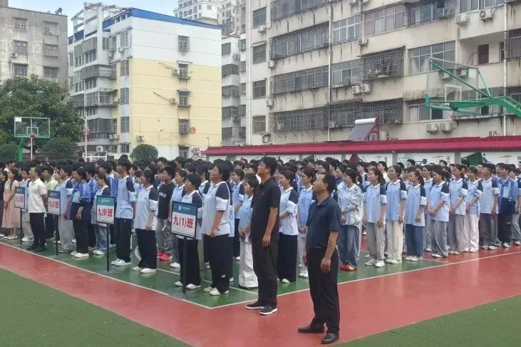鏖战二十日 圆梦中考时——潢川县第四中学举行九年级师生升旗仪式-第23张图片-四季读书网 鏖战二十日 圆梦中考时——潢川县第四中学举行九年级师生升旗仪式-第23张图片-四季读书网