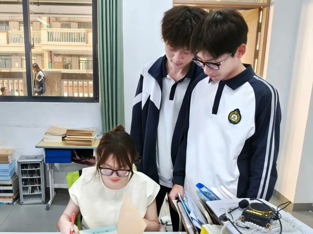 家长速看!定安这所高中,中考700分以上每学期才2700 元-第10张图片-四季读书网