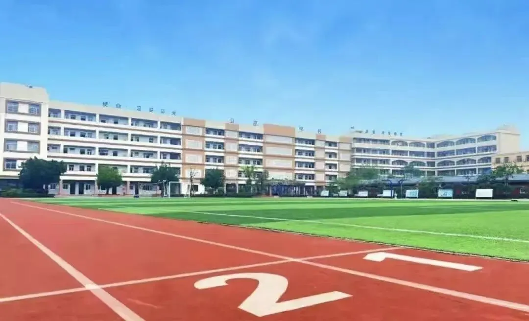 家长速看!定安这所高中,中考700分以上每学期才2700 元-第16张图片-四季读书网