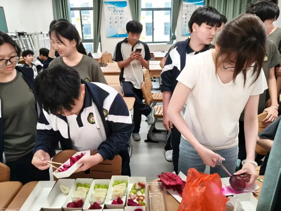 家长速看!定安这所高中,中考700分以上每学期才2700 元-第20张图片-四季读书网