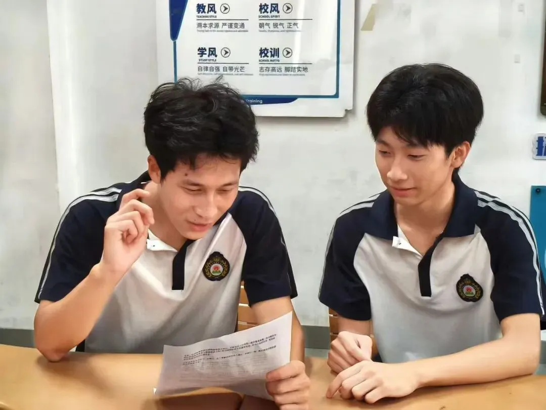 家长速看!定安这所高中,中考700分以上每学期才2700 元-第21张图片-四季读书网
