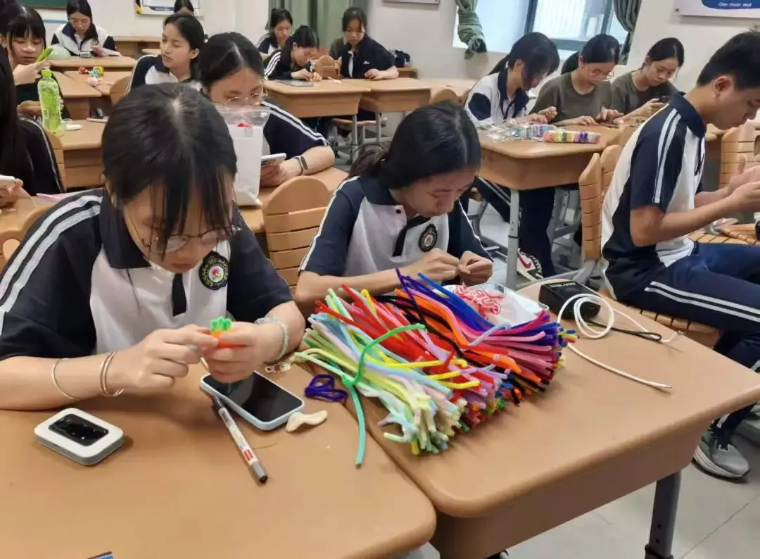 家长速看!定安这所高中,中考700分以上每学期才2700 元-第24张图片-四季读书网