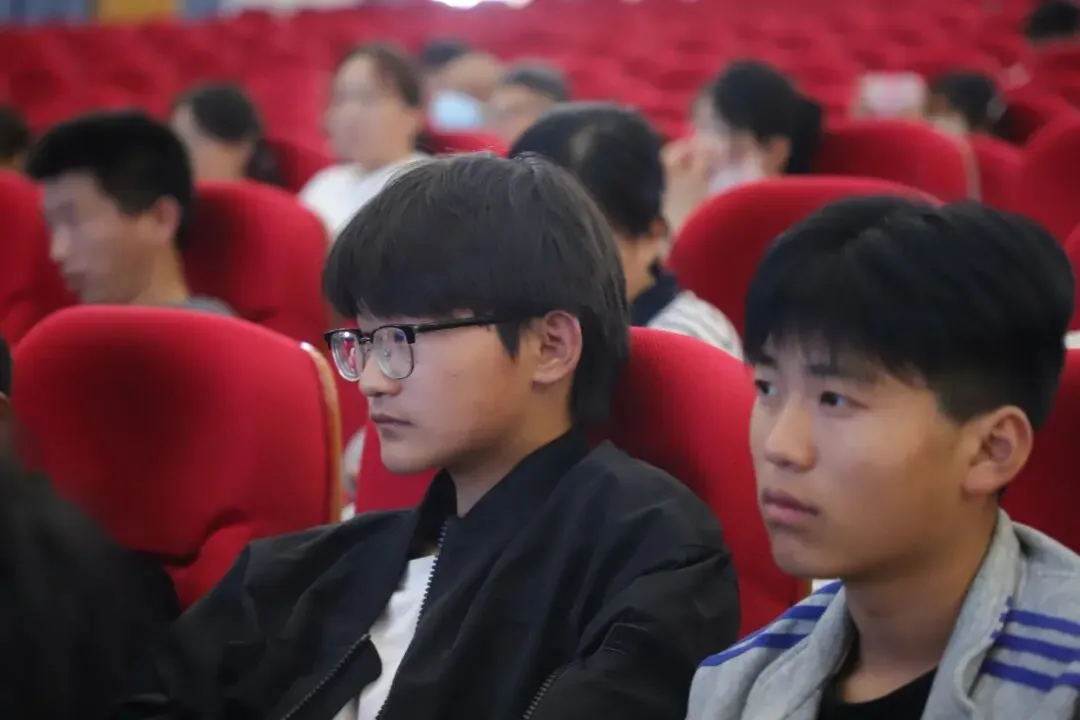 聚焦中考备考,赋能莘莘学子——菏泽日报新媒体中心主办的中考公益讲座首场报告会在苏菏高级中学顺利举行-第11张图片-四季读书网