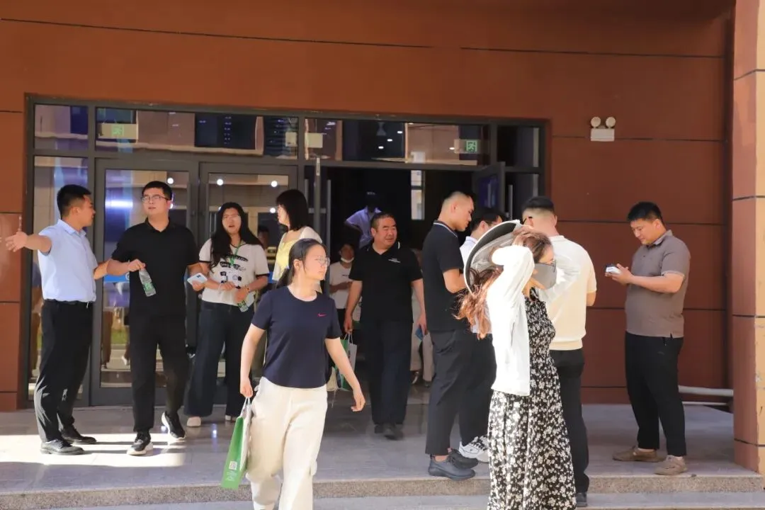 聚焦中考备考,赋能莘莘学子——菏泽日报新媒体中心主办的中考公益讲座首场报告会在苏菏高级中学顺利举行-第25张图片-四季读书网