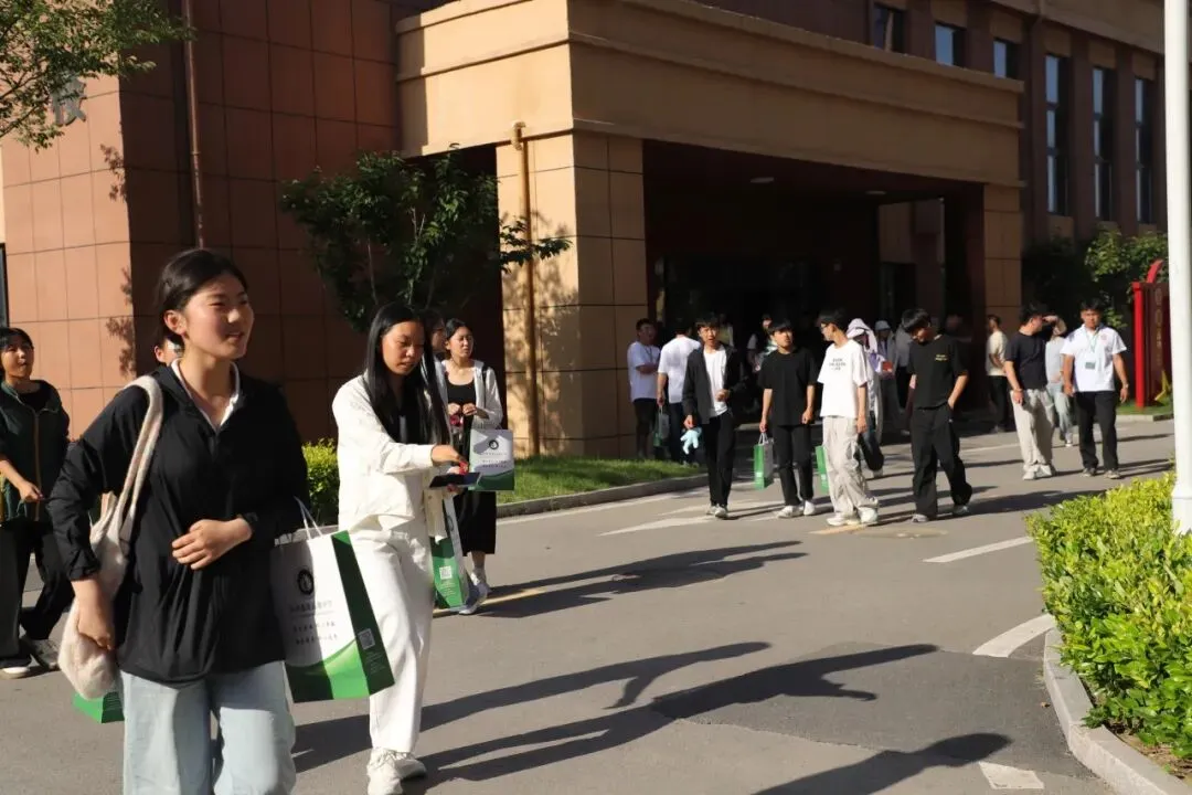 聚焦中考备考,赋能莘莘学子——菏泽日报新媒体中心主办的中考公益讲座首场报告会在苏菏高级中学顺利举行-第28张图片-四季读书网