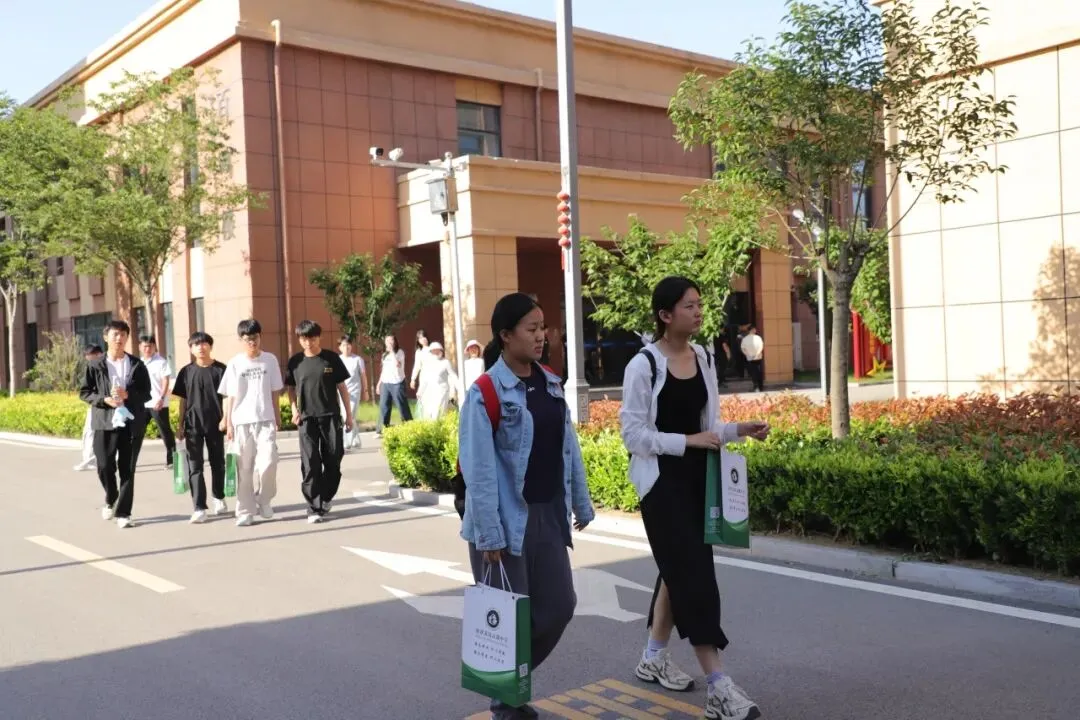 聚焦中考备考,赋能莘莘学子——菏泽日报新媒体中心主办的中考公益讲座首场报告会在苏菏高级中学顺利举行-第29张图片-四季读书网