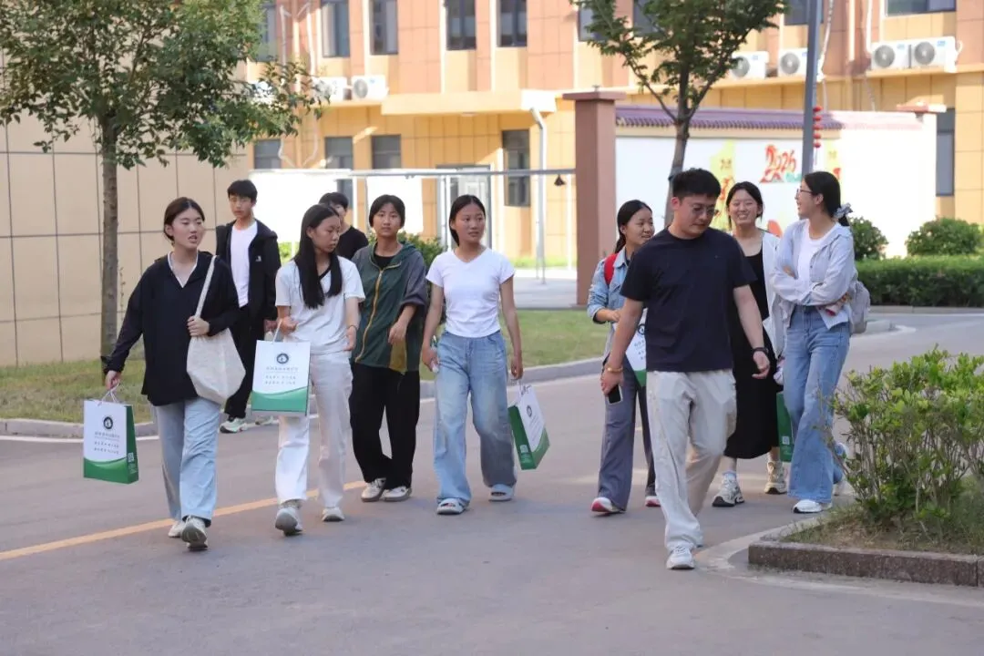 聚焦中考备考,赋能莘莘学子——菏泽日报新媒体中心主办的中考公益讲座首场报告会在苏菏高级中学顺利举行-第33张图片-四季读书网