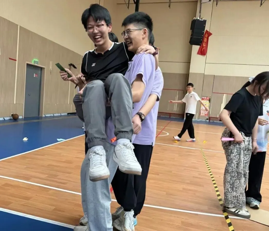 “轻装上阵,笑迎中考”减压游园活动-第19张图片-四季读书网