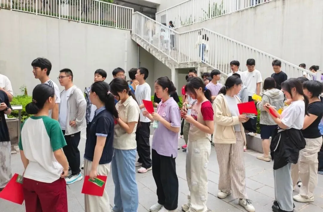 “轻装上阵,笑迎中考”减压游园活动-第21张图片-四季读书网
