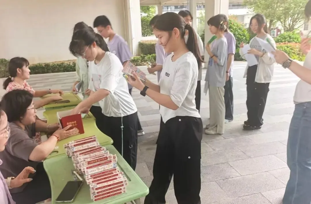 “轻装上阵,笑迎中考”减压游园活动-第23张图片-四季读书网