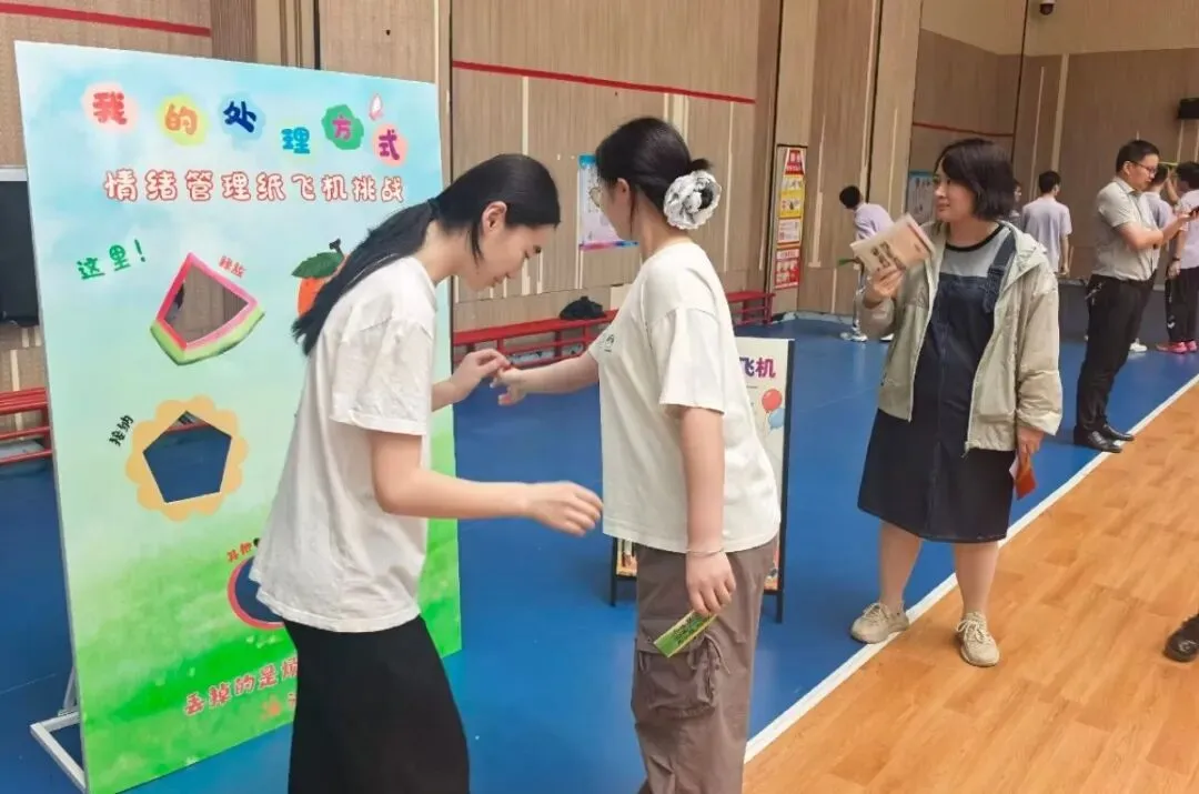 “轻装上阵,笑迎中考”减压游园活动-第25张图片-四季读书网