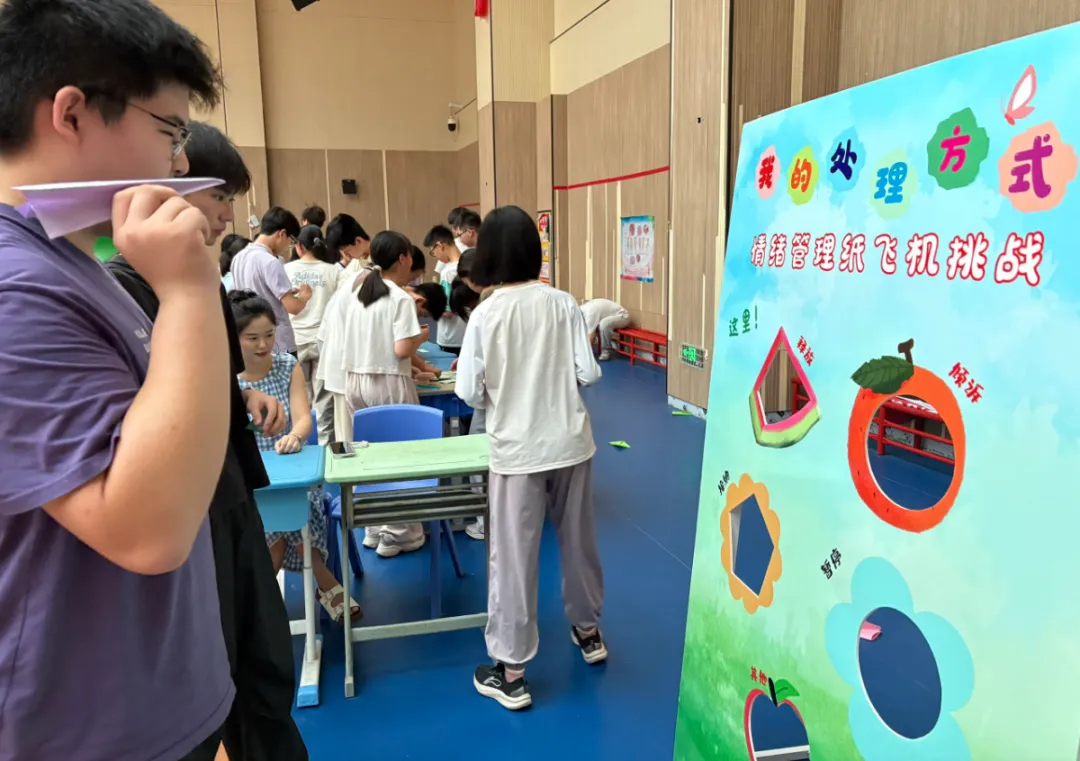 “轻装上阵,笑迎中考”减压游园活动-第26张图片-四季读书网