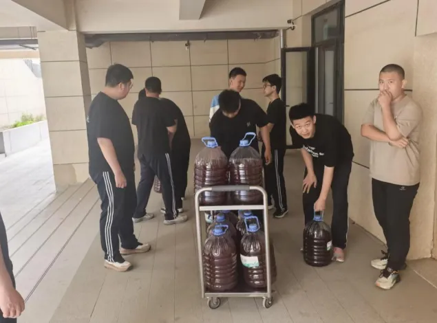 酷暑送清凉 温情助中考——校领导暖心慰问初三备考师生-第5张图片-四季读书网