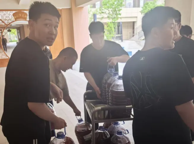 酷暑送清凉 温情助中考——校领导暖心慰问初三备考师生-第6张图片-四季读书网