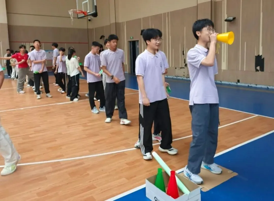 “轻装上阵,笑迎中考”减压游园活动-第32张图片-四季读书网