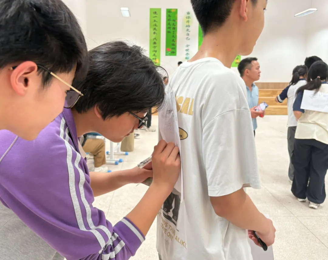 “轻装上阵,笑迎中考”减压游园活动-第42张图片-四季读书网