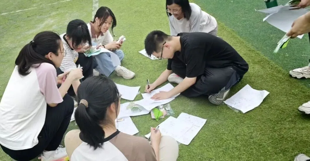 “轻装上阵,笑迎中考”减压游园活动-第43张图片-四季读书网