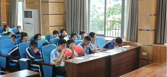 暖心护航中考 赋能青春追梦 | 安顺市第九中学开展中考考前心理减压赋能专题讲座-第14张图片-四季读书网