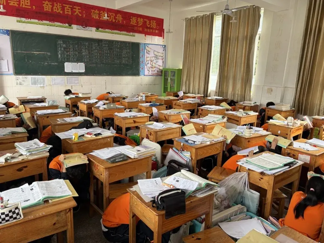 筑牢安全防线 护航中考平安——滇滩中学开展2026年中考前地震应急疏散演练-第1张图片-四季读书网