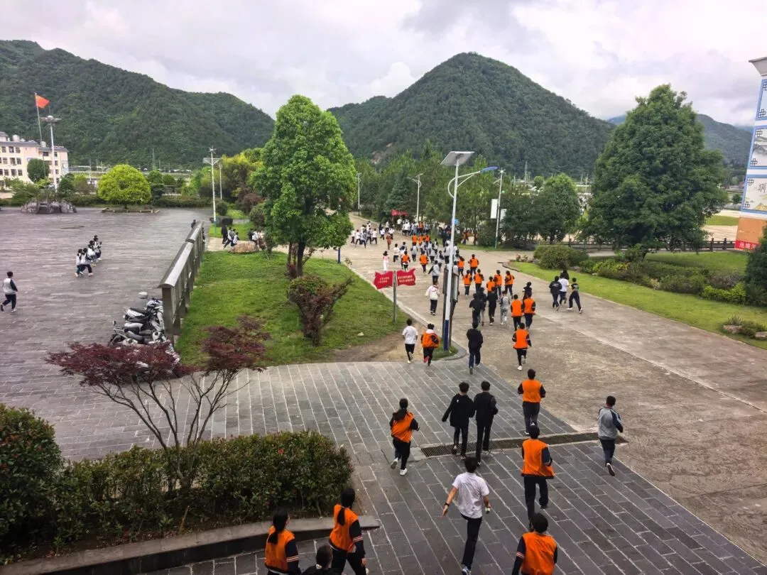 筑牢安全防线 护航中考平安——滇滩中学开展2026年中考前地震应急疏散演练-第3张图片-四季读书网