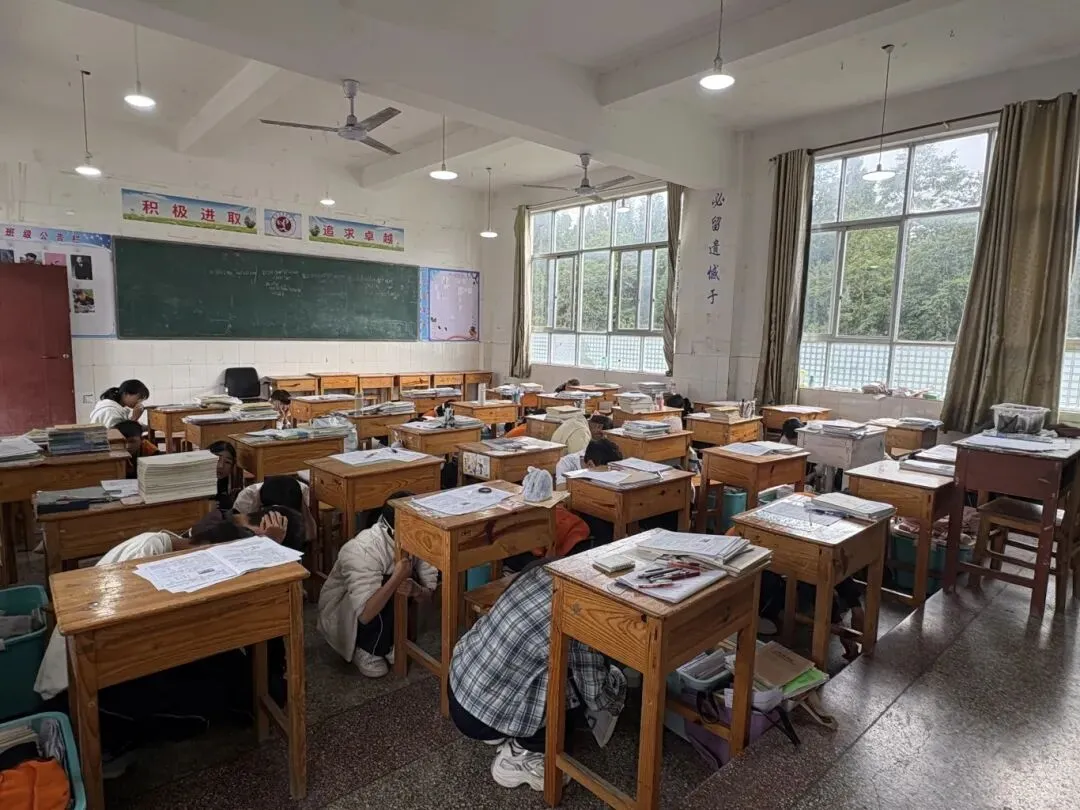 筑牢安全防线 护航中考平安——滇滩中学开展2026年中考前地震应急疏散演练-第4张图片-四季读书网