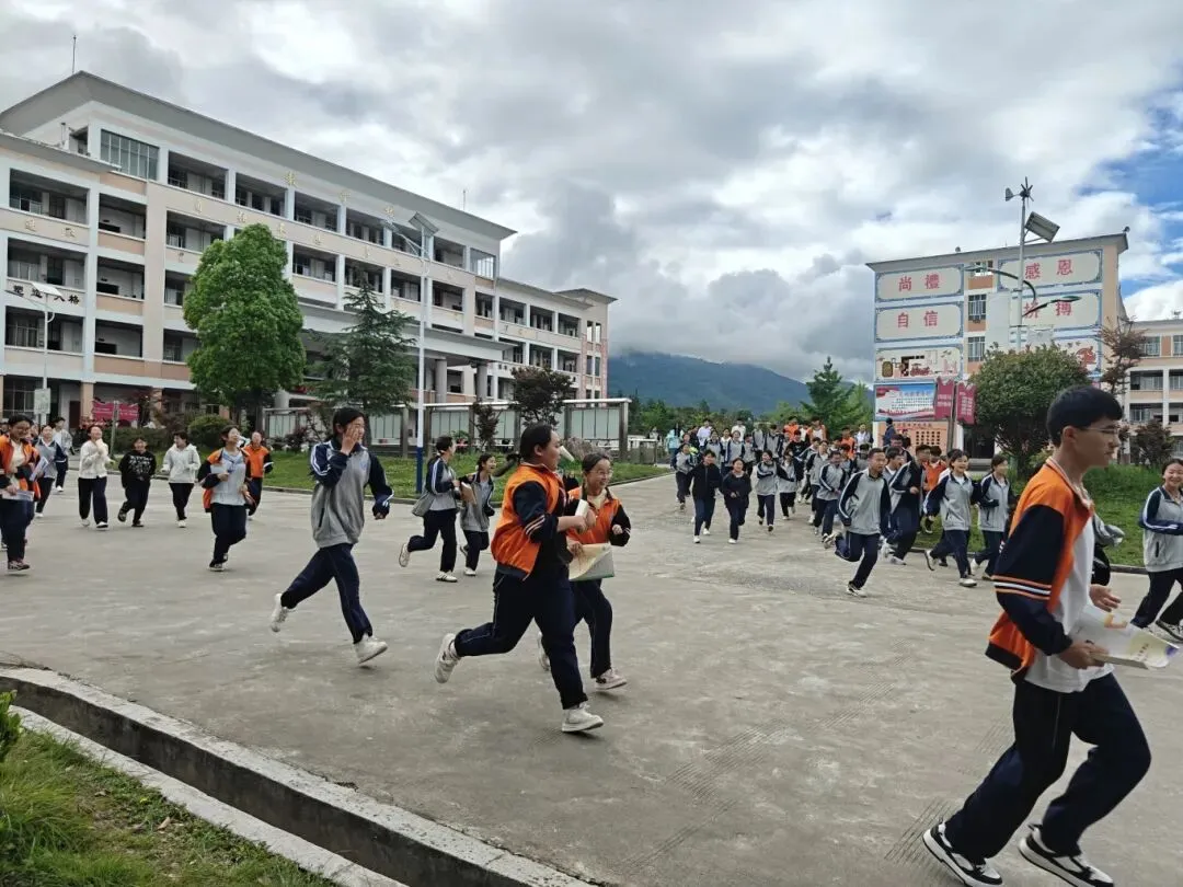 筑牢安全防线 护航中考平安——滇滩中学开展2026年中考前地震应急疏散演练-第5张图片-四季读书网
