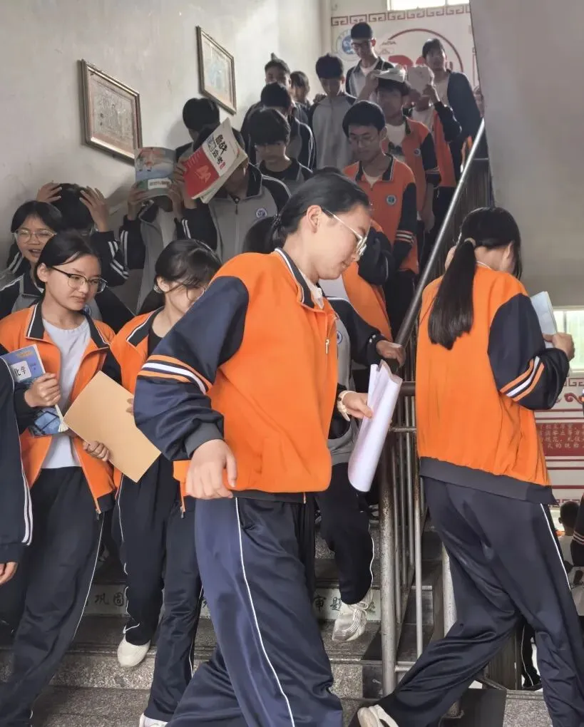 筑牢安全防线 护航中考平安——滇滩中学开展2026年中考前地震应急疏散演练-第6张图片-四季读书网
