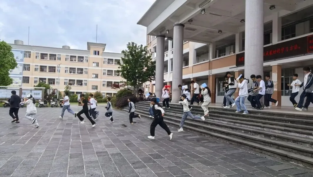 筑牢安全防线 护航中考平安——滇滩中学开展2026年中考前地震应急疏散演练-第7张图片-四季读书网