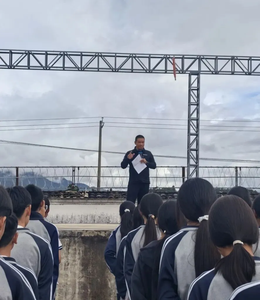 筑牢安全防线 护航中考平安——滇滩中学开展2026年中考前地震应急疏散演练-第9张图片-四季读书网