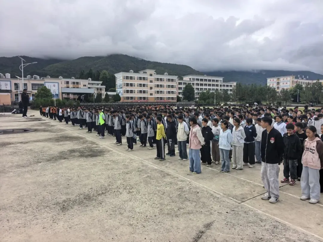 筑牢安全防线 护航中考平安——滇滩中学开展2026年中考前地震应急疏散演练-第10张图片-四季读书网