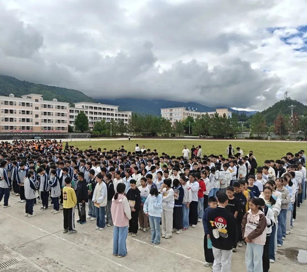 筑牢安全防线 护航中考平安——滇滩中学开展2026年中考前地震应急疏散演练-第13张图片-四季读书网