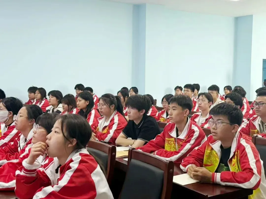 乘风万里 造炬成阳|成功中考三校301、302班开展中考冲刺动员会-第4张图片-四季读书网
