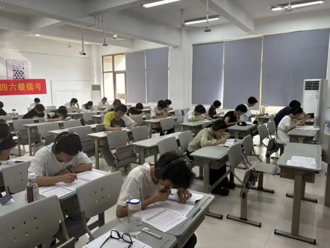 学风建设|以模考砺本领,机电学院四六级模拟考试顺利开考-第4张图片-四季读书网
