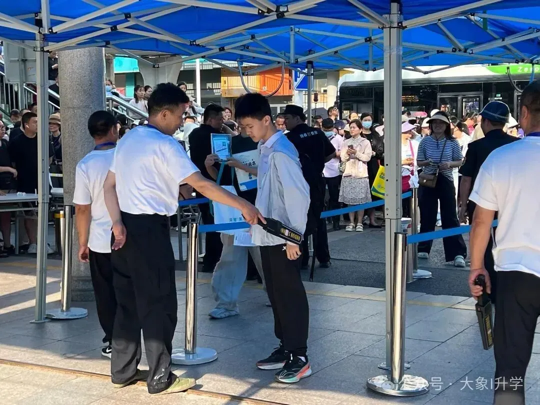 多图直击2025河南中考现场!-第6张图片-四季读书网