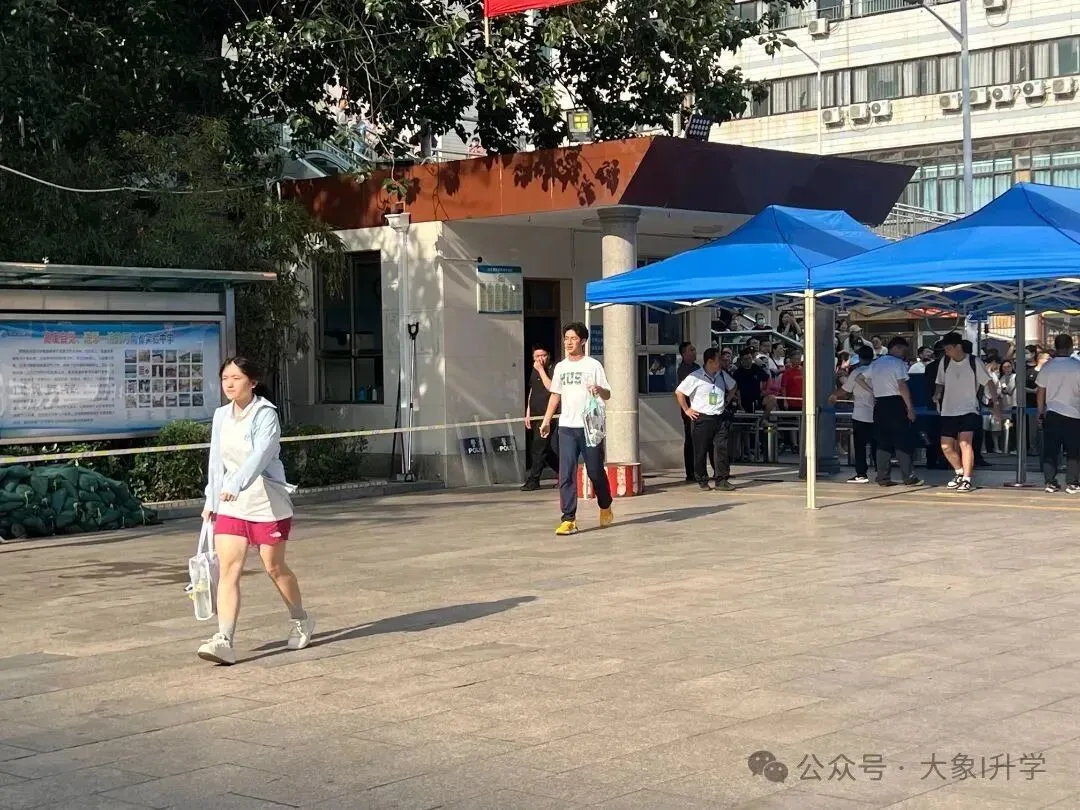 多图直击2025河南中考现场!-第7张图片-四季读书网