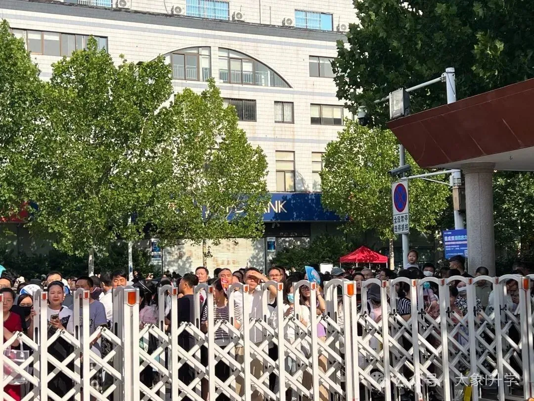 多图直击2025河南中考现场!-第8张图片-四季读书网