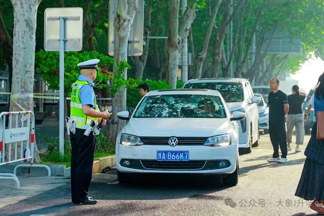 多图直击2025河南中考现场!-第12张图片-四季读书网