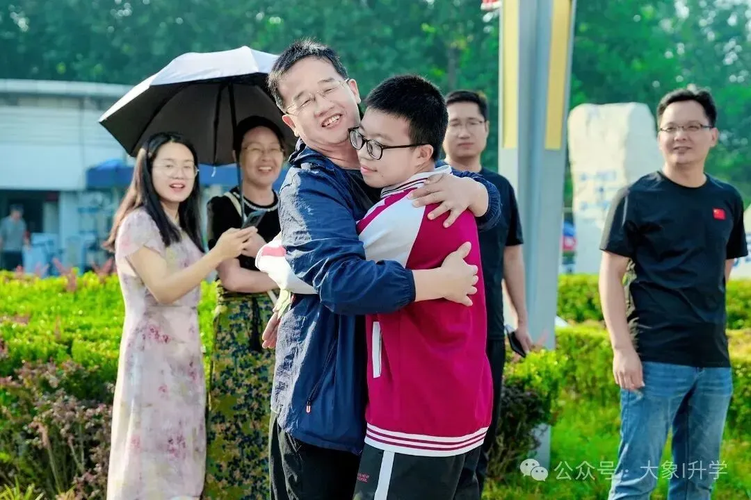 多图直击2025河南中考现场!-第14张图片-四季读书网