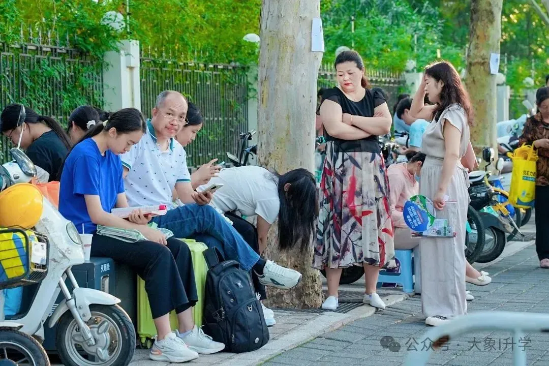 多图直击2025河南中考现场!-第19张图片-四季读书网